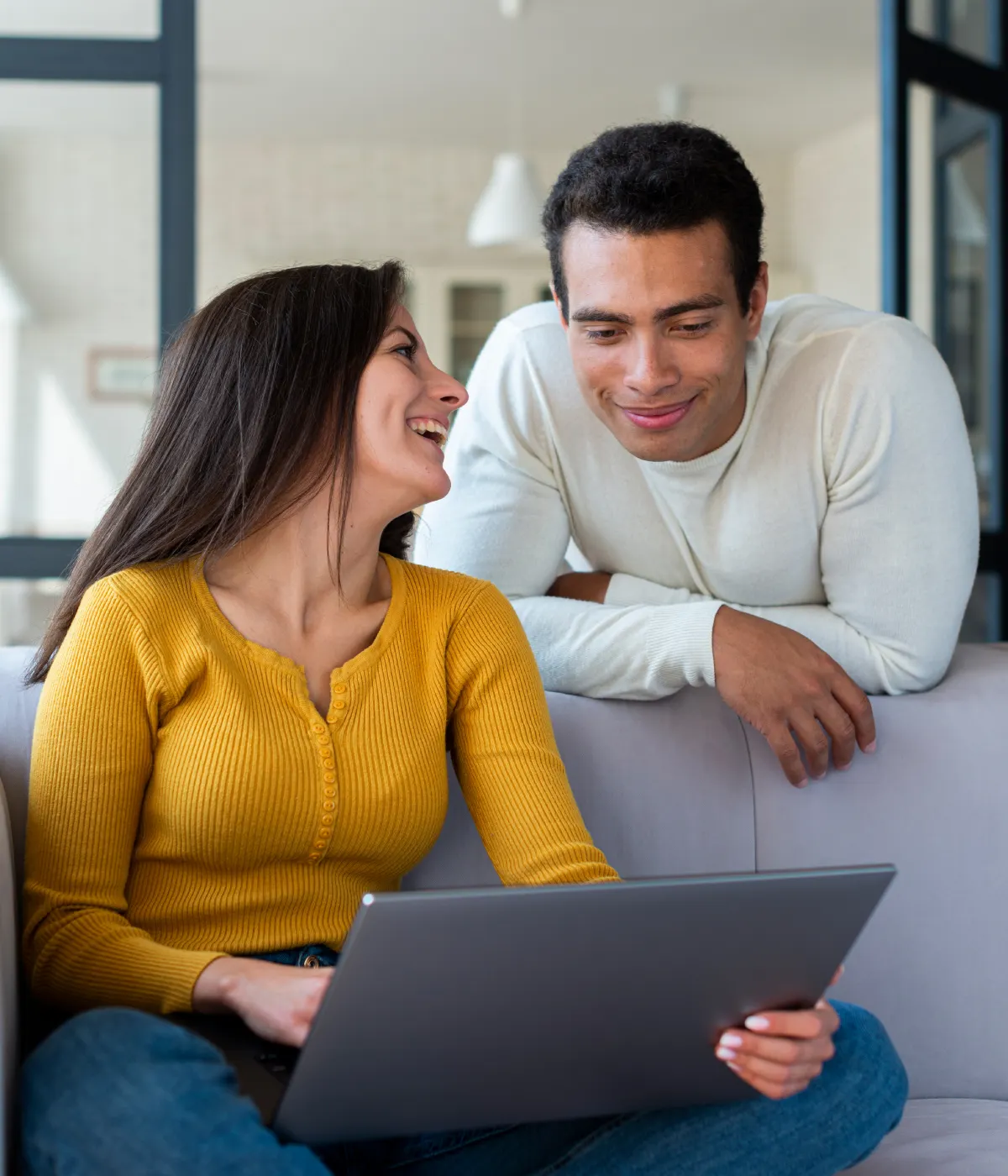 Pareja solicitando un crédito