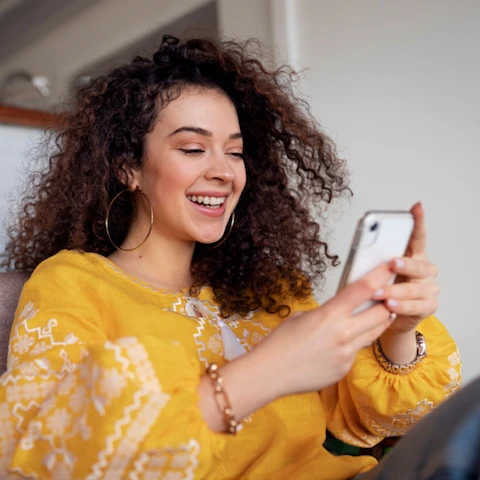 Pareja solicitando un préstamo en computadora