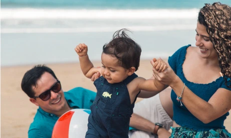 Familia feliz en playa