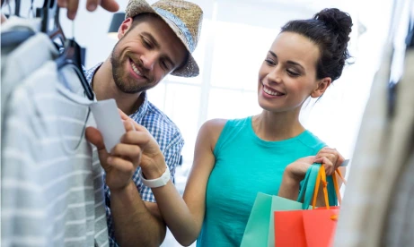 Pareja comprando bienes