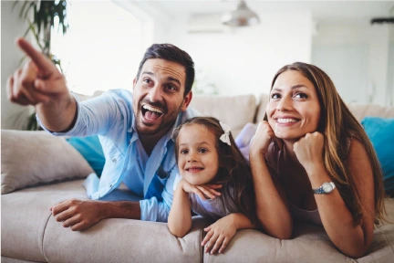 Familia feliz en casa